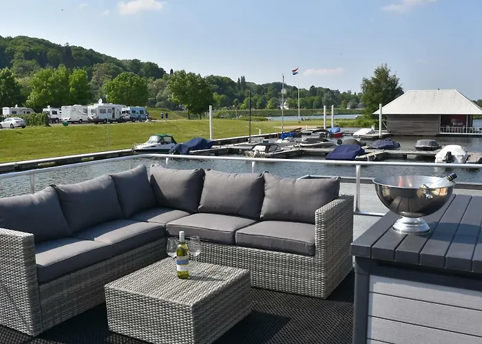 Cosy Floating Boatlodge, "Paris"